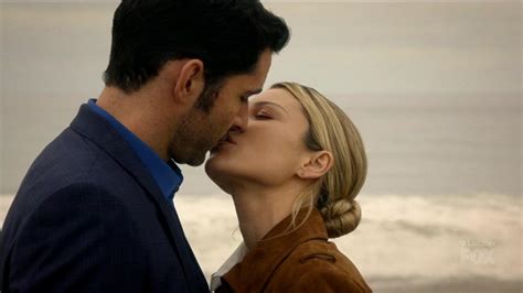 chloe lucifer kiss|chloe decker girlfriend.